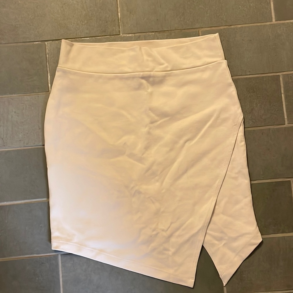 Beige skirt. FOREVER 21. SIZE S